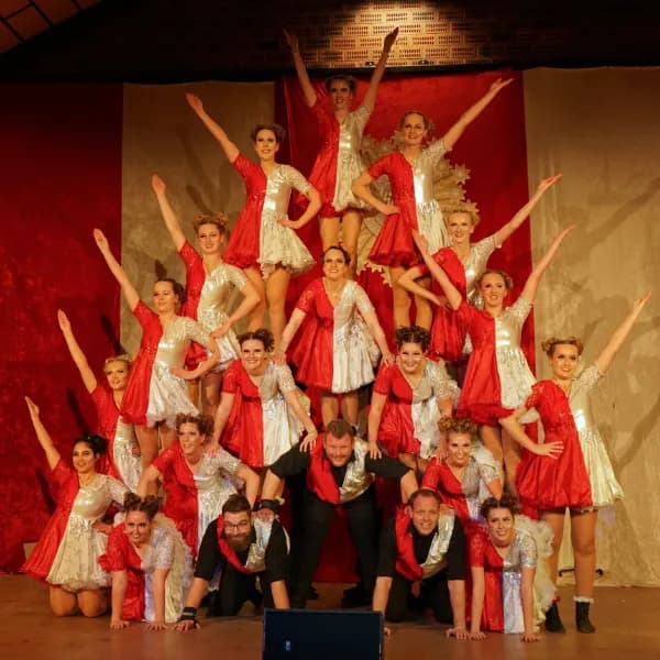 Tanzgruppe 'Funky Diamonds' der TSG Irlich präsentiert eine Choreografie in rot-weißen Kostümen auf der Bühne