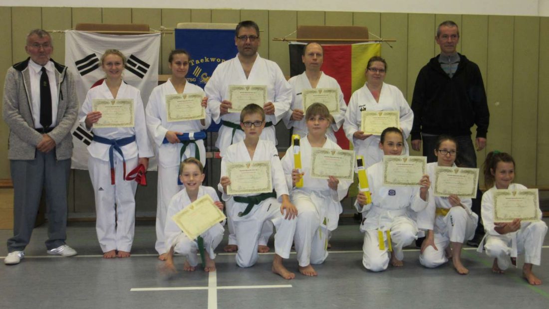 Glückliche Taekwondo-Scorpions der TSG Irlich nach ihrer erfolgreichen Gürtelprüfung.