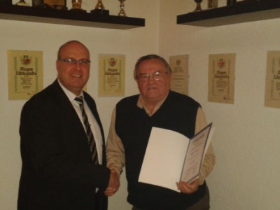 Vorsitzender Markus Josten dankte ihm für seine Verdienste und überreichte ihm eine Urkunde und ein Präsent.