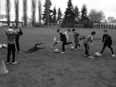 Die E1-Jugend der TSG Irlich mit vollem Elan beim Training.