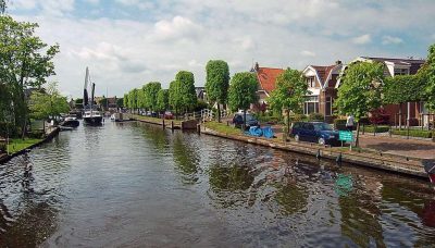 Die Landschaft vom niederländischen Teil von Friesland ist eine Reise wert.