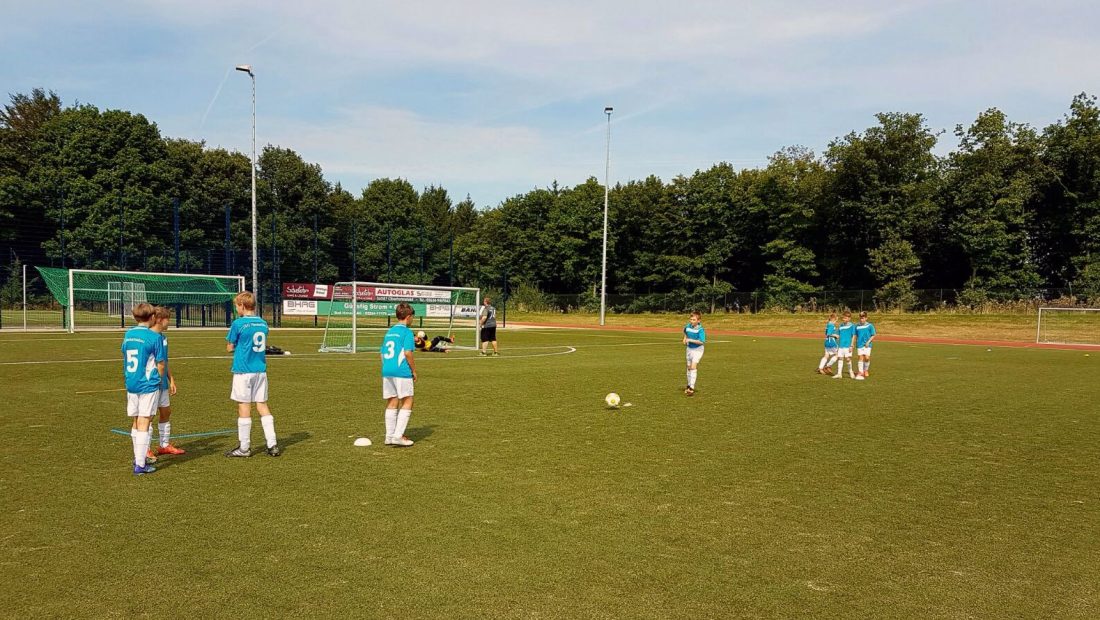 Die D-Jugend der JSG Niederbieber-Irlich beim aufwärmen vor ihrem ersten Spiel der Saison 2016/17.