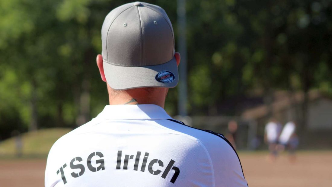 Coach Torsten Schug hat seine TSG Irlich II immer im Blick und fiebert jederzeit mit.