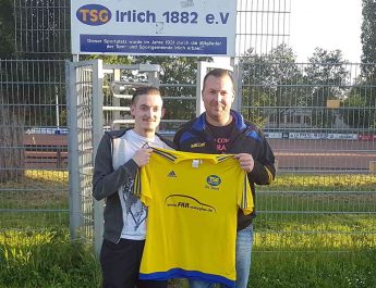 Mit Dominik Fleuth (li) wechselt Bezirksliga-Erfahrung zur TSG Irlich. Das freut auch den Abteilungsleiter Fußball, Torsten Schug.