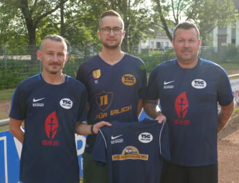 Neuzugang Yannick Peine (mi.) mit Trainer Besjaew (li.) und Abteilungsleiter Schug (re.)