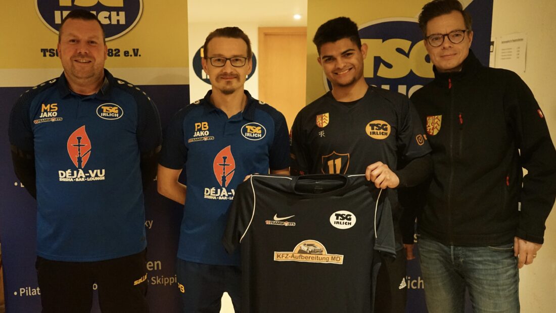 Neuzugang Luiz Alves Tiburcio (3.v.l.) mit Abteilungsleiter Schug (links), Trainer Besjaew (2.v.l.) und dem TSG-Vorsitzenden Alexander Hof (rechts)