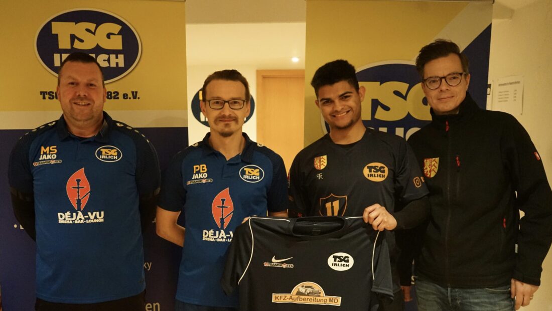 Neuzugang Luiz Alves Tiburcio (3.v.l.) mit Abteilungsleiter Schug (links), Trainer Besjaew (2.v.l.) und dem TSG-Vorsitzenden Alexander Hof (rechts)